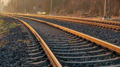 Грузовой поезд экстренно затормозил из-за человека на путях в Алматинской области