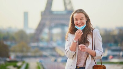 Во Франции отменяют комендантский час и ношение масок на улице