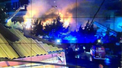 В центре Алматы случился сильный пожар. Горело кафе и магазин