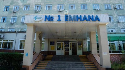 Жителей Семея не пускали на парковку поликлиники, в которую приехал аким области