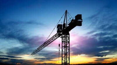 Башенный кран упал в Алматы, погиб рабочий