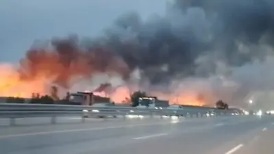 Движение транспорта ограничили от моста Байсерке в Алматинской области из-за сильного пожара