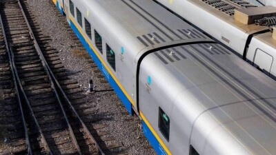 Пассажирский поезд при маневрировании сошёл с рельсов в Алматы