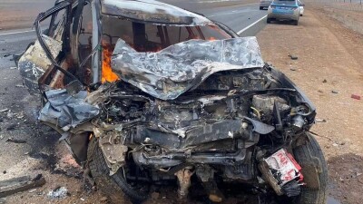Два человека погибли в горящей машине на трассе в Атырауской области