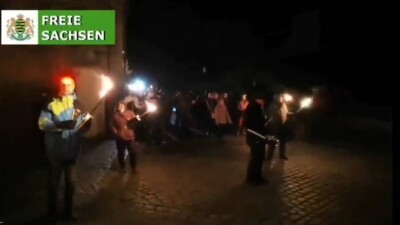 В Германии противники антиковидных мер устроили факельное шествие