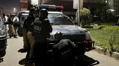 Вооружённые люди ворвались в здание полиции в Пакистане, один из них подорвал себя на месте