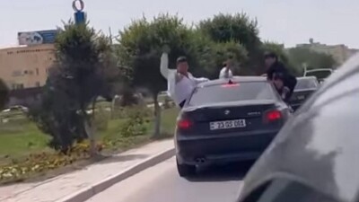 В Жанаозене выпускники катались по городу, высунувшись в окна