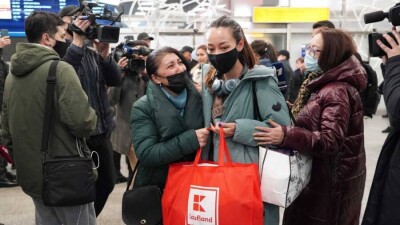 В аэропорт Алматы прибыл первый самолёт с эвакуированными из Украины казахстанцами