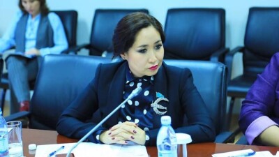 Кандидат в президенты Каракат Абден сдала экзамен по казахскому языку