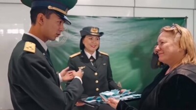 Пассажиров в аэропортах Астаны и Алматы пограничники угощали шоколадом и яблоками