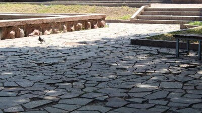 Акимат Алматы о ремонтах в скверах: меняют только разбитые гранитные плиты