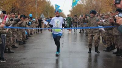 Имя военнослужащего, пробежавшего 350 км за двое суток, внесли в Книгу рекордов Казахстана