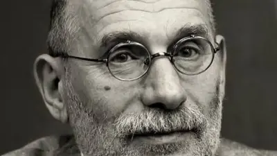 Писателю Борису Акунину добавили заочный срок, теперь он составляет 15 лет