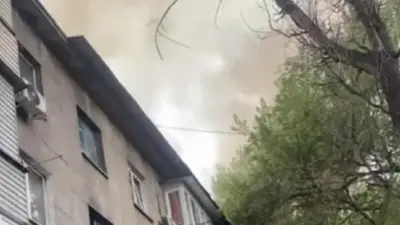 Крыша четырёхэтажного дома загорелась в Жетысуском районе Алматы