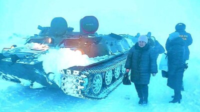 Более 500 грузовиков стоят вдоль трассы в Жамбылской области. Как спасают людей в мороз