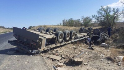Грузовая фура перевернулась на трассе в Жетысуской области. Водитель погиб