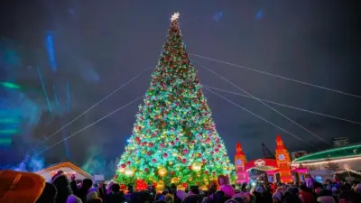 Новогодние ёлки зажгли в Астане