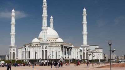 Посетителей мечети Хазрет Султан эвакуировали из-за тикающего звука в оставленном чемодане