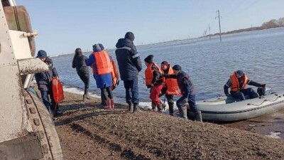 Река Тюнтюгур вышла из берегов в Костанайской области. Эвакуировали жителей села