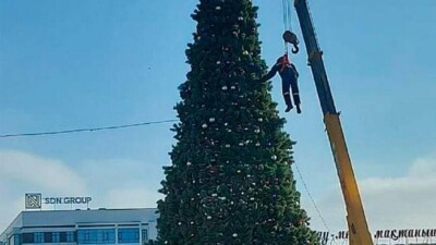 В Атырау рабочего "Спецавтобазы", украшавшего городскую ёлку, привязали к крюку подъёмного крана