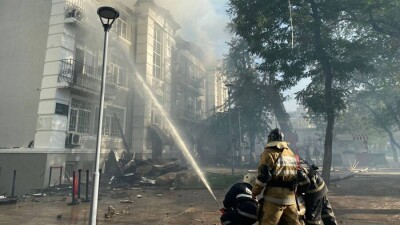 В центре Алматы полностью потушили пожар в четырёхэтажном доме