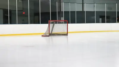 Хоккеист-любитель умер во время матча в Караганде