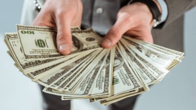 В Кыргызстане ввели запрет на вывоз валюты для защиты национальных интересов