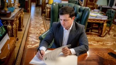Зеленский подписал антиолигархический закон