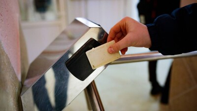 Правительство: К началу учебного года все школы должны установить турникеты и нанять спецохрану
