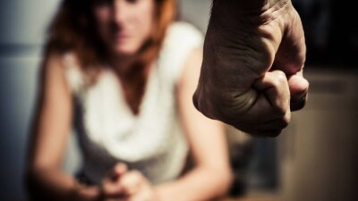 В Шымкенте мужчина жестоко избил свою жену на улице
