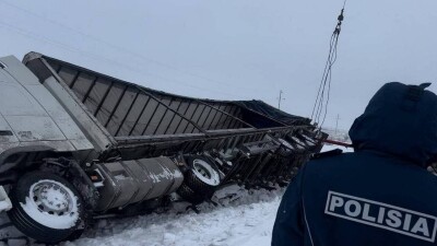 Акмолинские полицейские помогли водителю опрокинувшейся фуры из Азербайджана