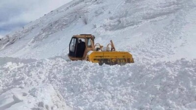Лавина сошла в горах Алматы. Снежная масса перекрыла автодорогу, ведущую на БАО
