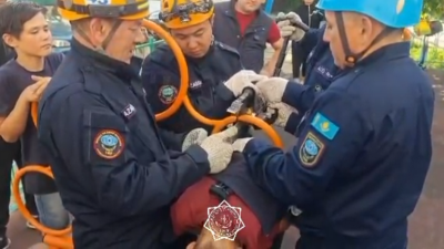 Мальчик застрял в металлическом кольце на детской площадке в Павлодаре