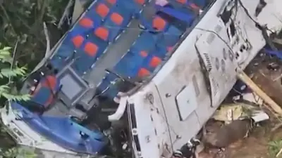 Автобус со школьниками упал в ущелье в Колумбии, погибли 17 человек