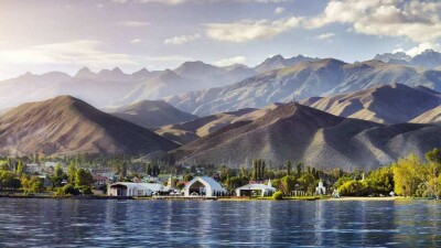 Лидеров профсоюзов Кыргызстана задержали за продажу дома отдыха криминальному авторитету Камчи Кольбаеву