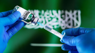 Жителям Саудовской Аравии запретят выходить на работу без прививки от коронавируса