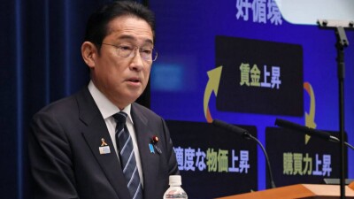 Премьер-министр Японии намерен сместить 15 высокопоставленных чиновников из-за скандала