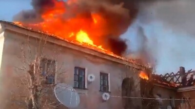 Двухэтажный жилой дом горит в Экибастузе. Эвакуировали 30 человек