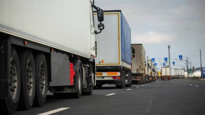 О многокилометровой пробке из большегрузов на границе с Кыргызстаном сообщили водители