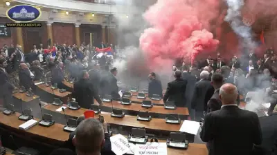 Летели яйца, бутылки с водой, горели дымовые шашки: депутаты устроили драку в парламенте Сербии