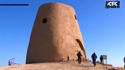 Средневековая башня Акбикеш в Туркестанской области начала разрушаться после реставрации