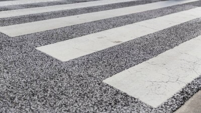 В Актау на пешеходном переходе машина сбила двух детей, один ребёнок погиб