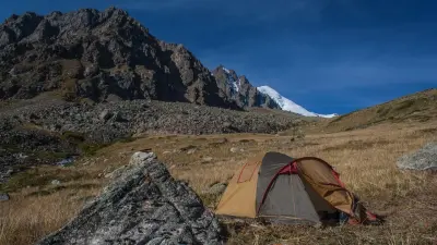 Туриста с горной болезнью спасли на высоте 4000 метров в горах Алматы