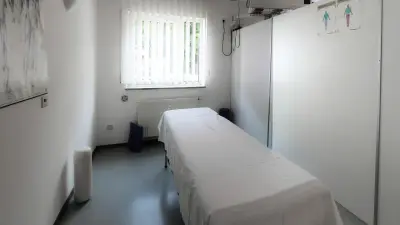 Лечил молотком: народный целитель сломал жителю Шымкента позвоночник