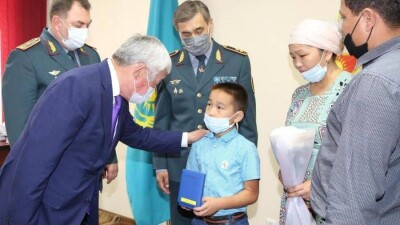 Родным погибших в Жамбылской области вручили госнаграды