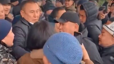 В Кыргызстане отменяют патенты на торговую деятельность. Торговцы рынков "Дордой" и "Кара-Суу" митингуют
