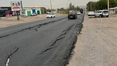 Новый асфальт на республиканской трассе в Туркестанской области разрушился за день