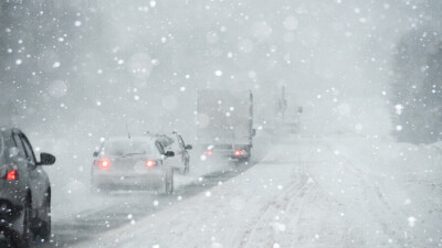 Из-за сложных метеоусловий в Казахстане закрыты дороги в семи регионах. На трассах образовались пробки