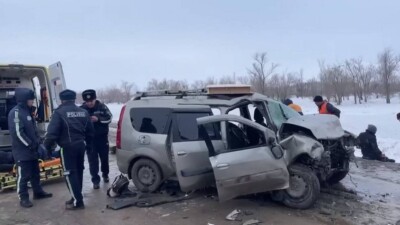Восемь человек пострадали в лобовом столкновении в Актюбинской области