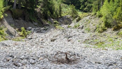 Сильный дождь, град, подъём уровня воды в реках. Алматинцев просят не ходить в горы